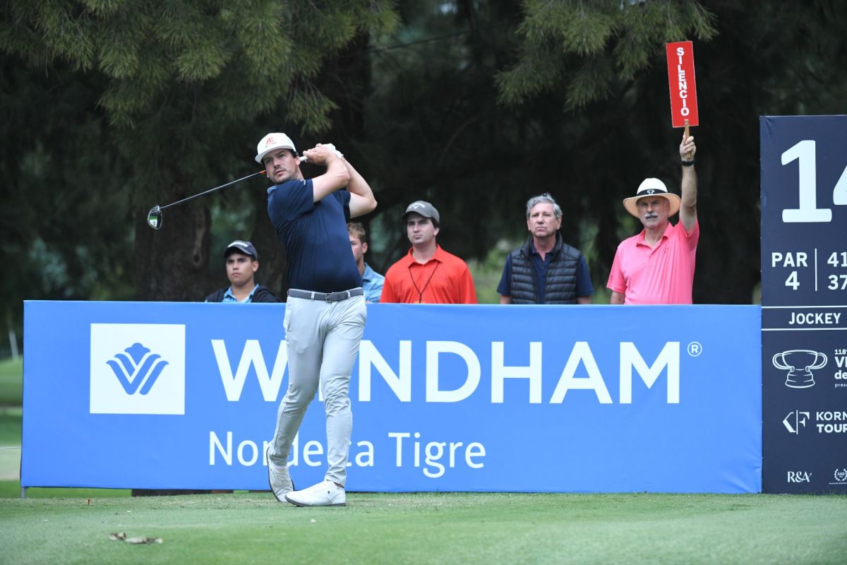 plena acción en el Jockey Club.